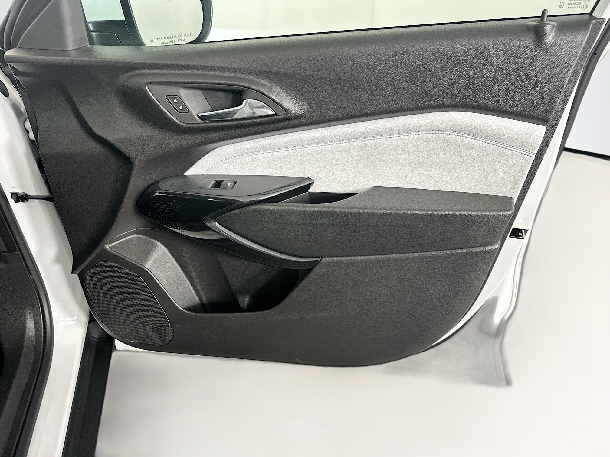 Used 2025 Chevrolet Trax LT w/ LT Convenience Package FWD image 30