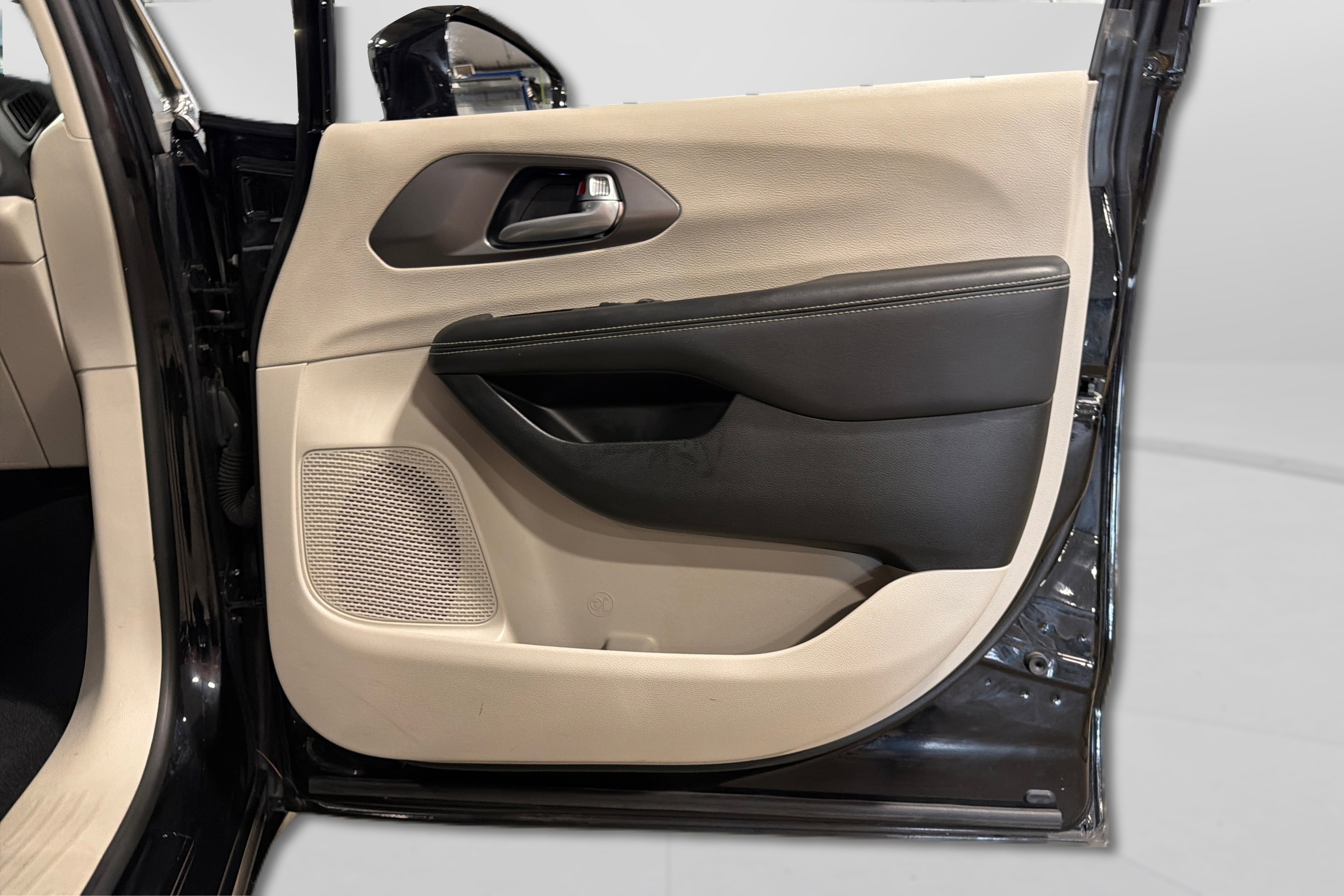 Used 2024 Chrysler Pacifica Touring-L FWD image 40