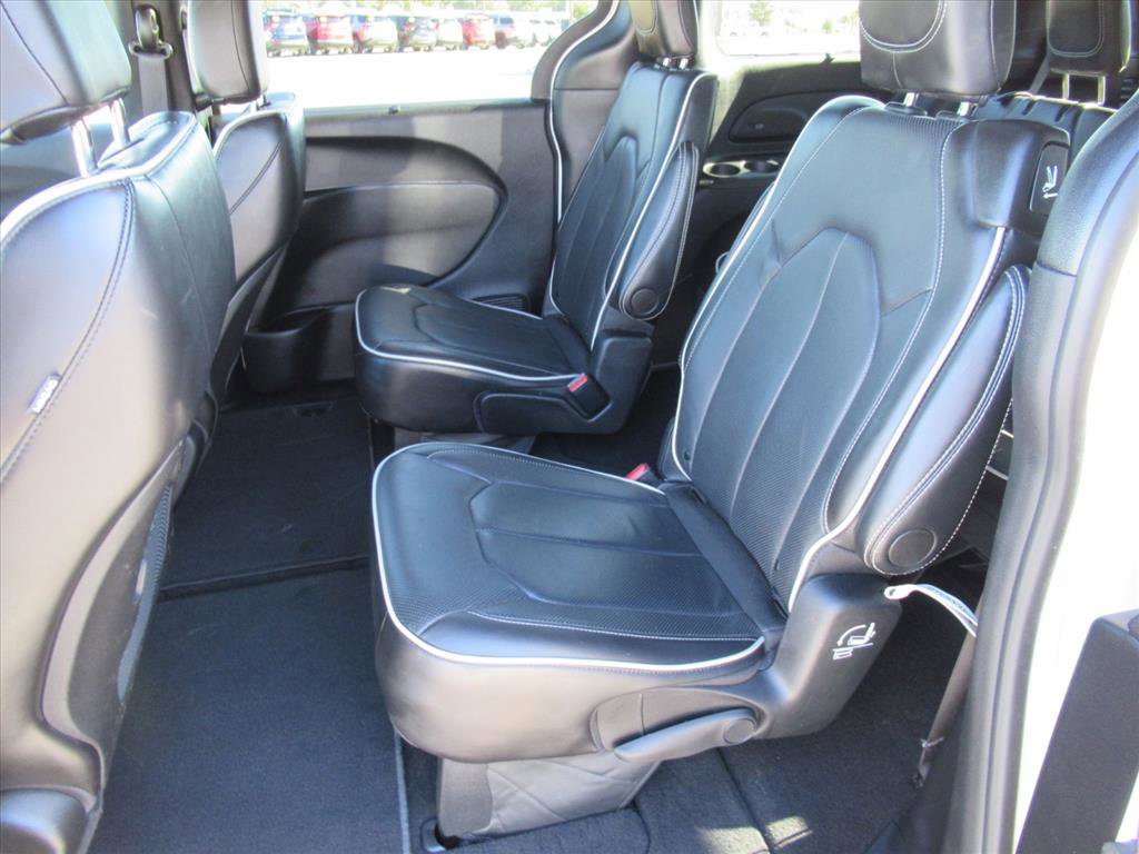 Used 2025 Chrysler Pacifica Limited image 26
