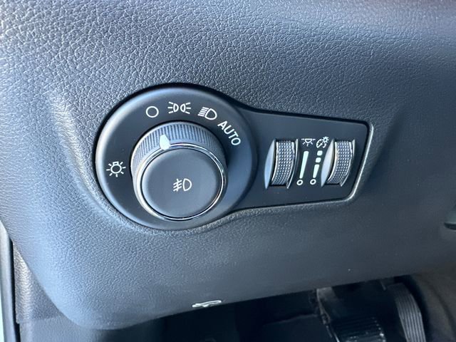 Used 2025 Jeep Compass Limited w/ Sun & Sound Group image 28