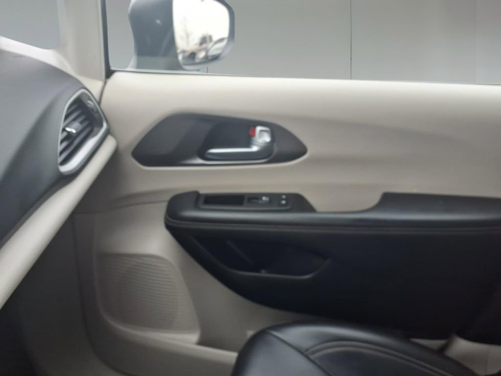 Used 2023 Chrysler Pacifica Touring-L image 25