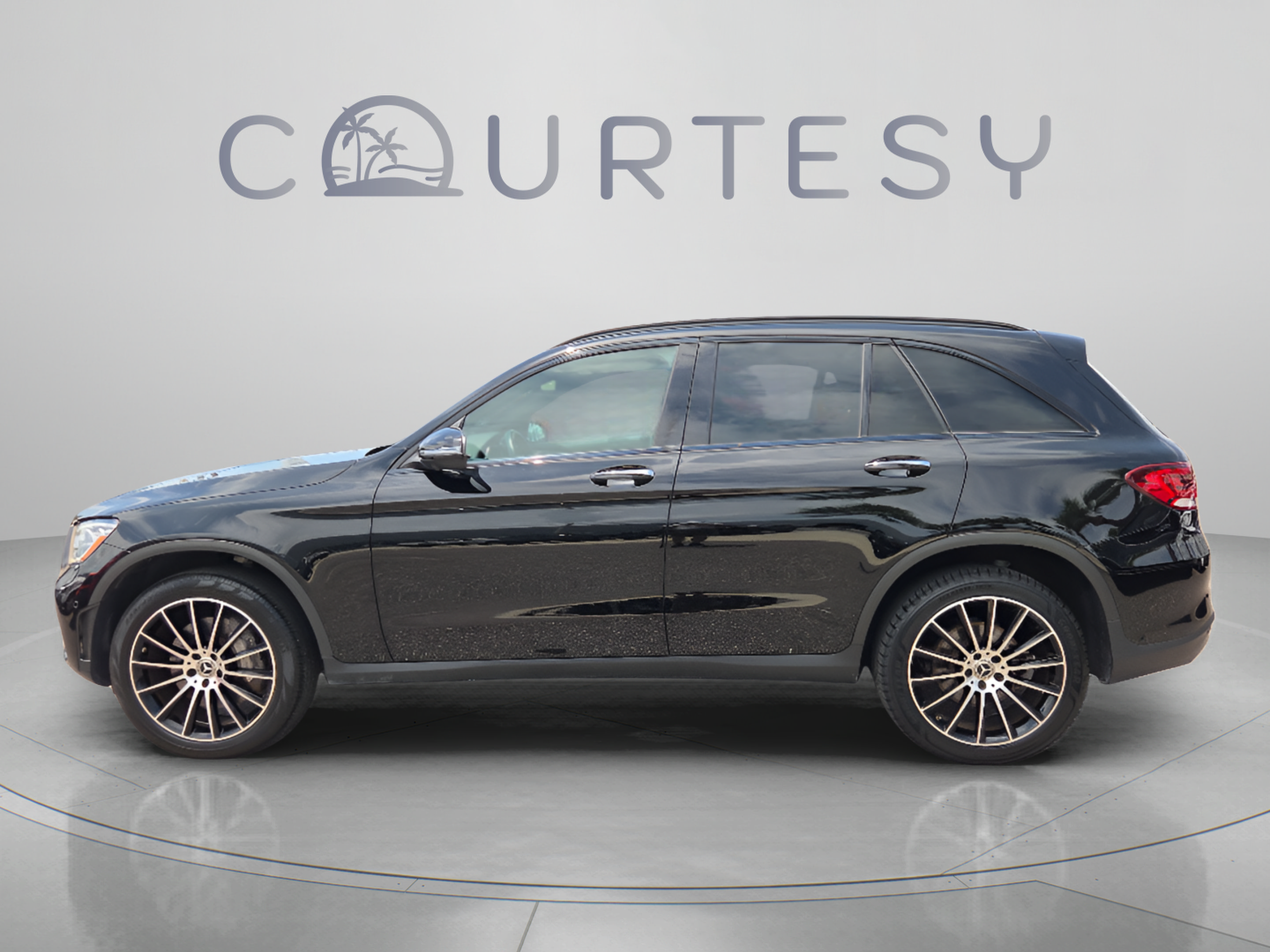Used 2022 Mercedes-Benz GLC 300 image 2