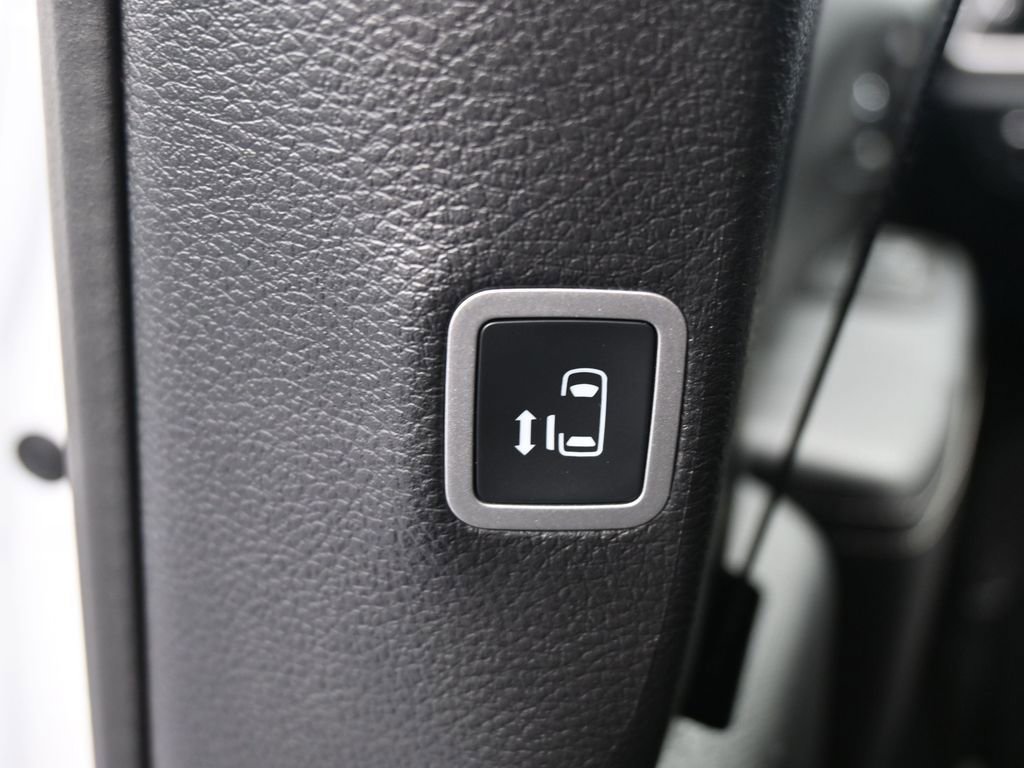 Used 2026 Chrysler Voyager LX image 31