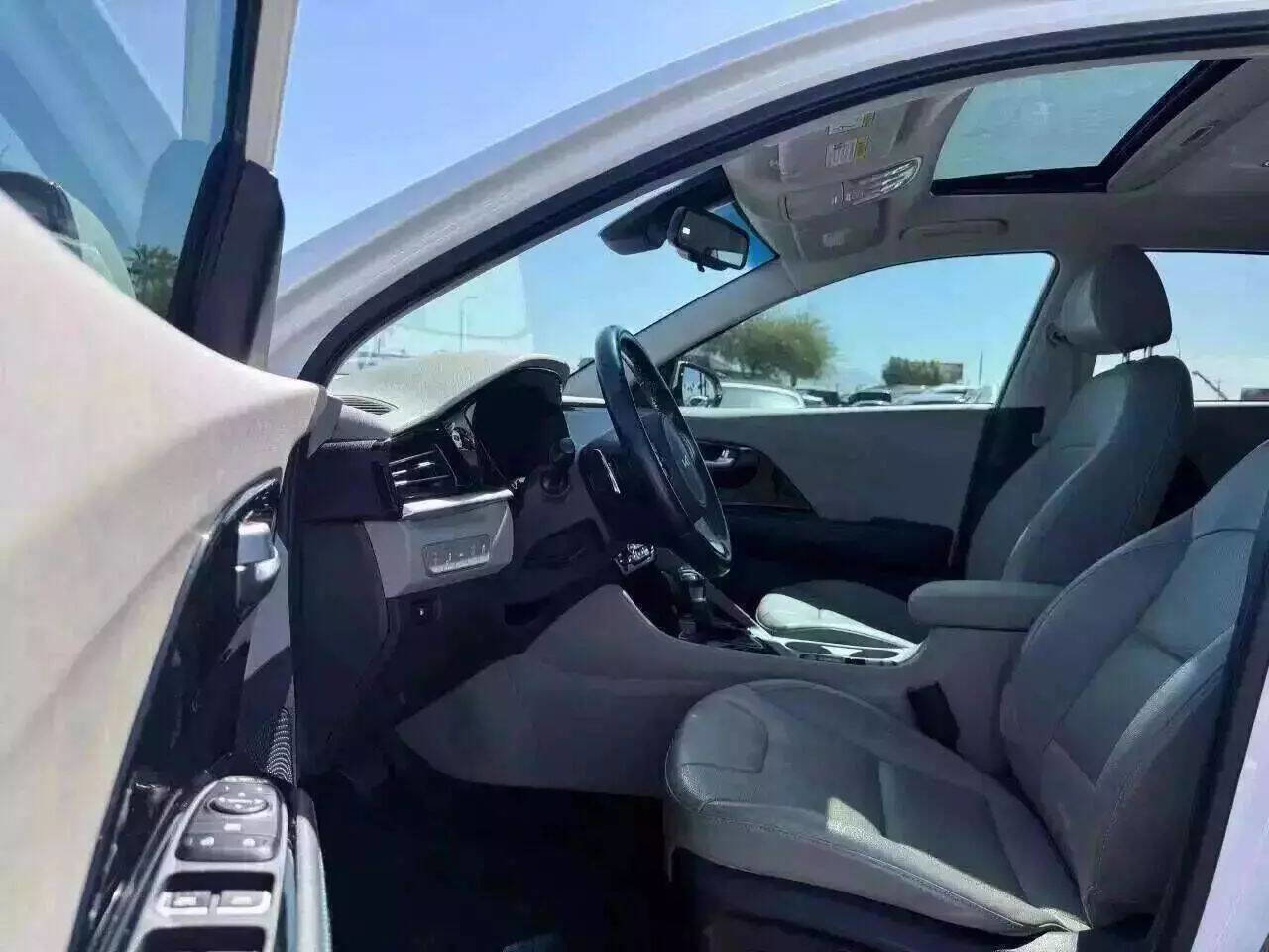 Used 2022 Kia Niro EX Premium image 16
