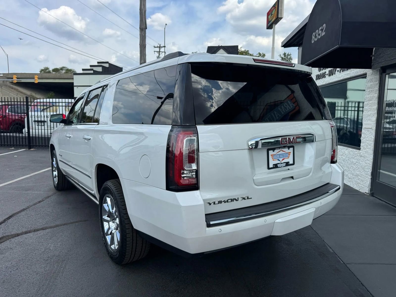 Used 2019 GMC Yukon XL Denali image 13