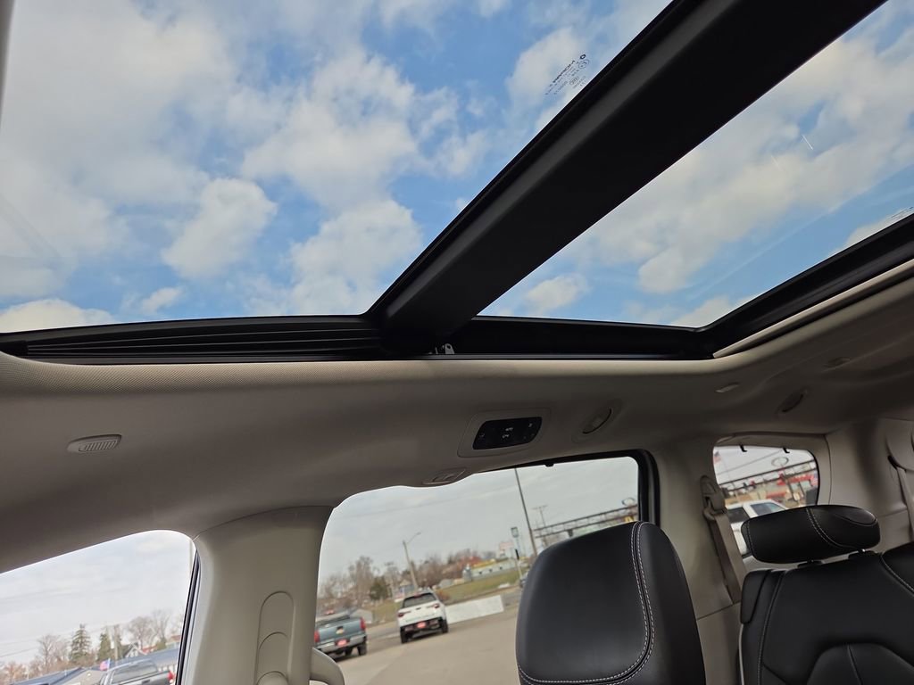 Used 2024 Chrysler Pacifica Limited image 29