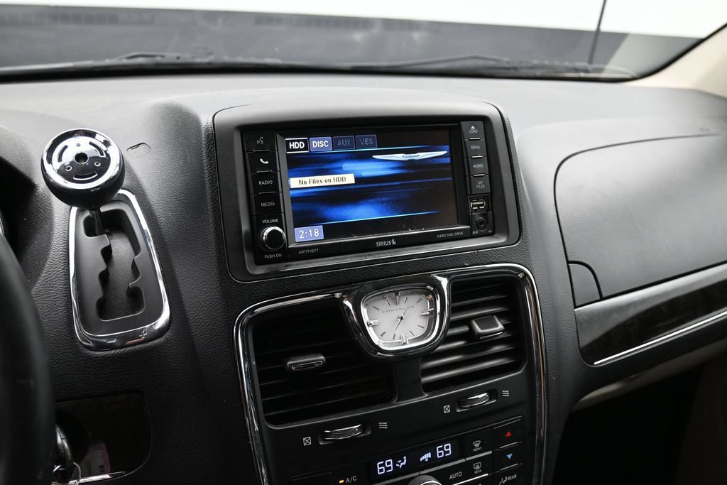 Used 2014 Chrysler Town & Country Touring FWD image 14