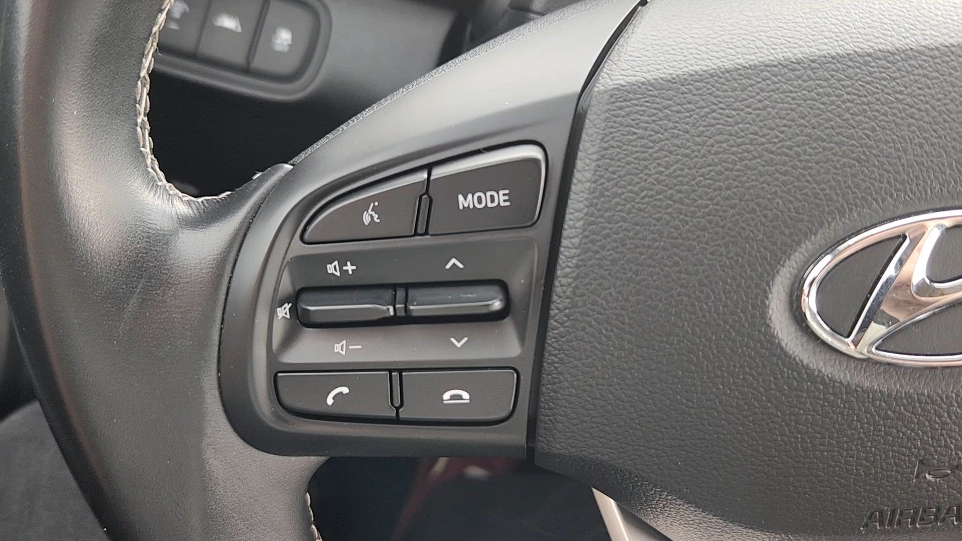 Certified 2022 Hyundai Venue SEL FWD image 11