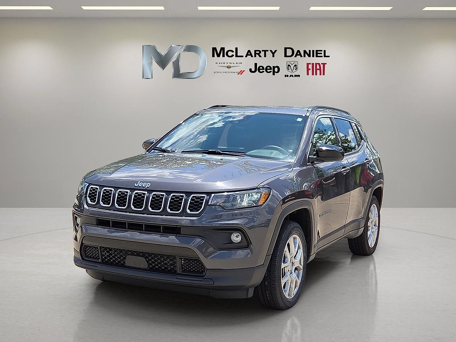 Used 2024 Jeep Compass Latitude AWD/4WD image 2