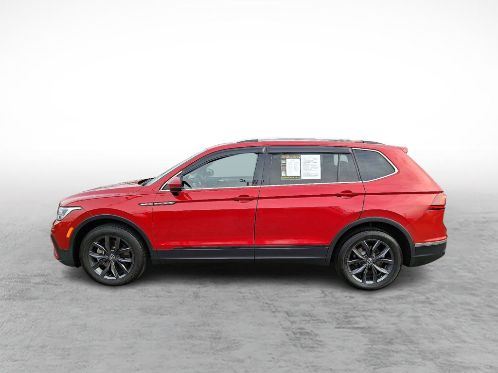 Used 2023 Volkswagen Tiguan SE w/ Panoramic Sunroof Package image 2