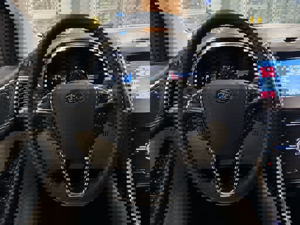 Used 2019 Ford Edge Titanium image 23