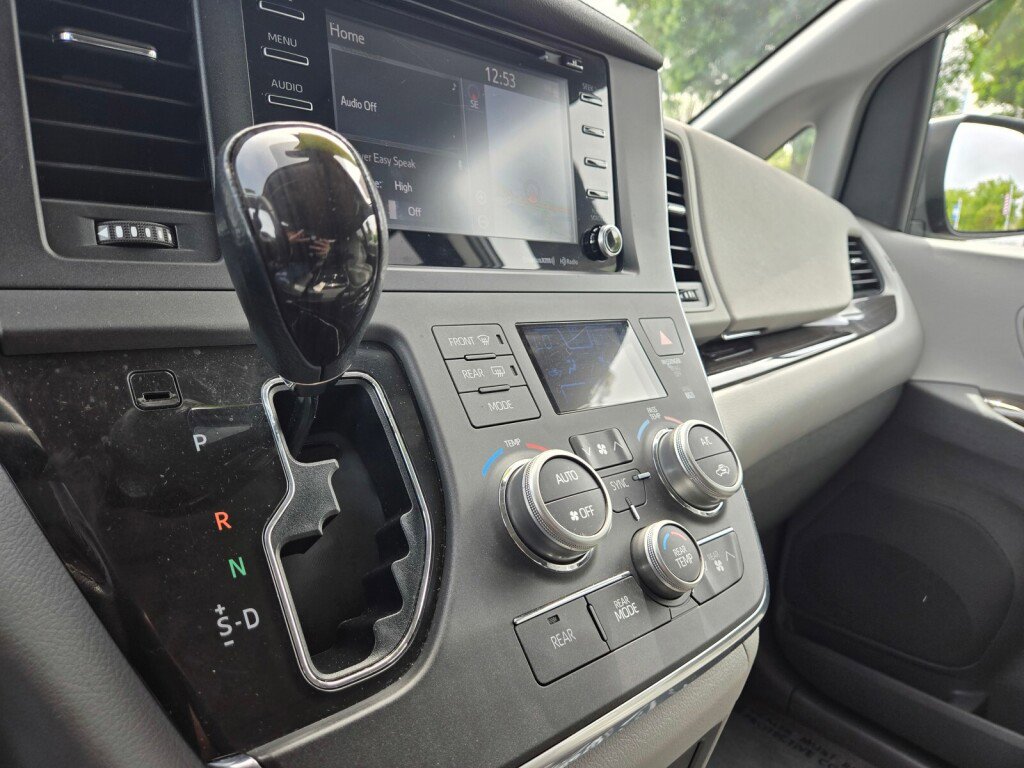 Used 2018 Toyota Sienna XLE w/ XLE Navigation Package image 21