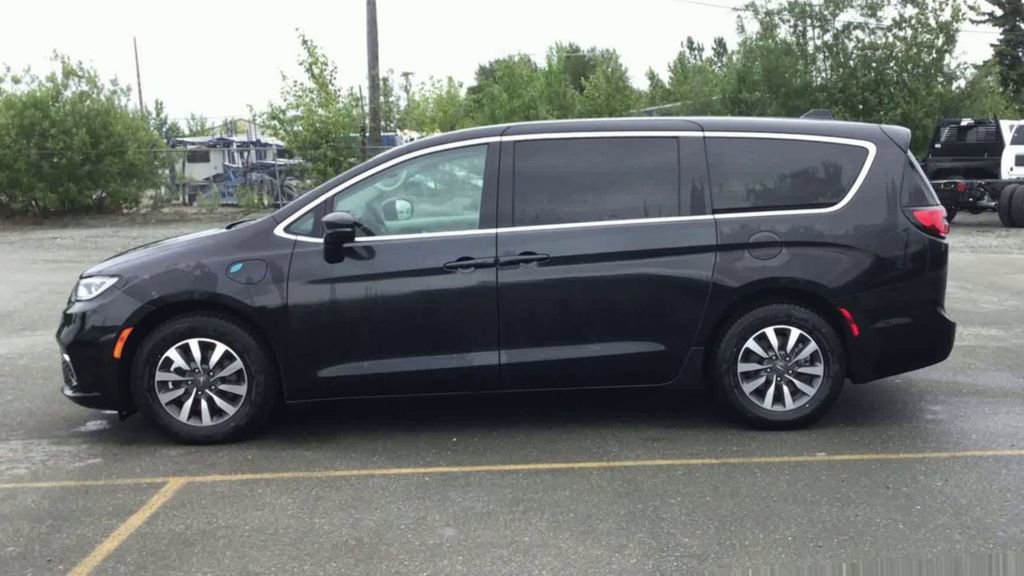 Used 2024 Chrysler Pacifica Select image 5