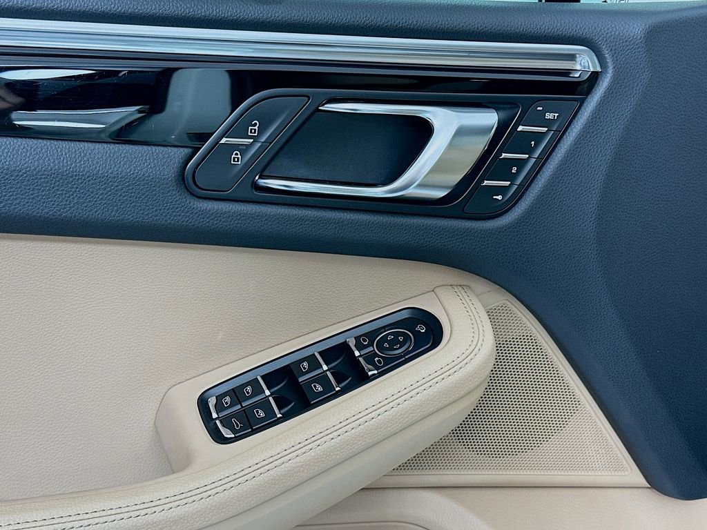 Certified 2024 Porsche Macan AWD/4WD image 20