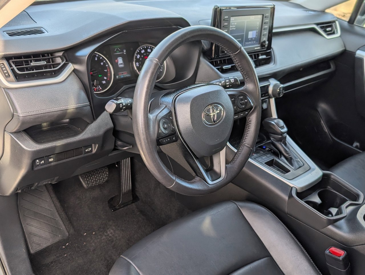 Used 2021 Toyota RAV4 XLE Premium image 14