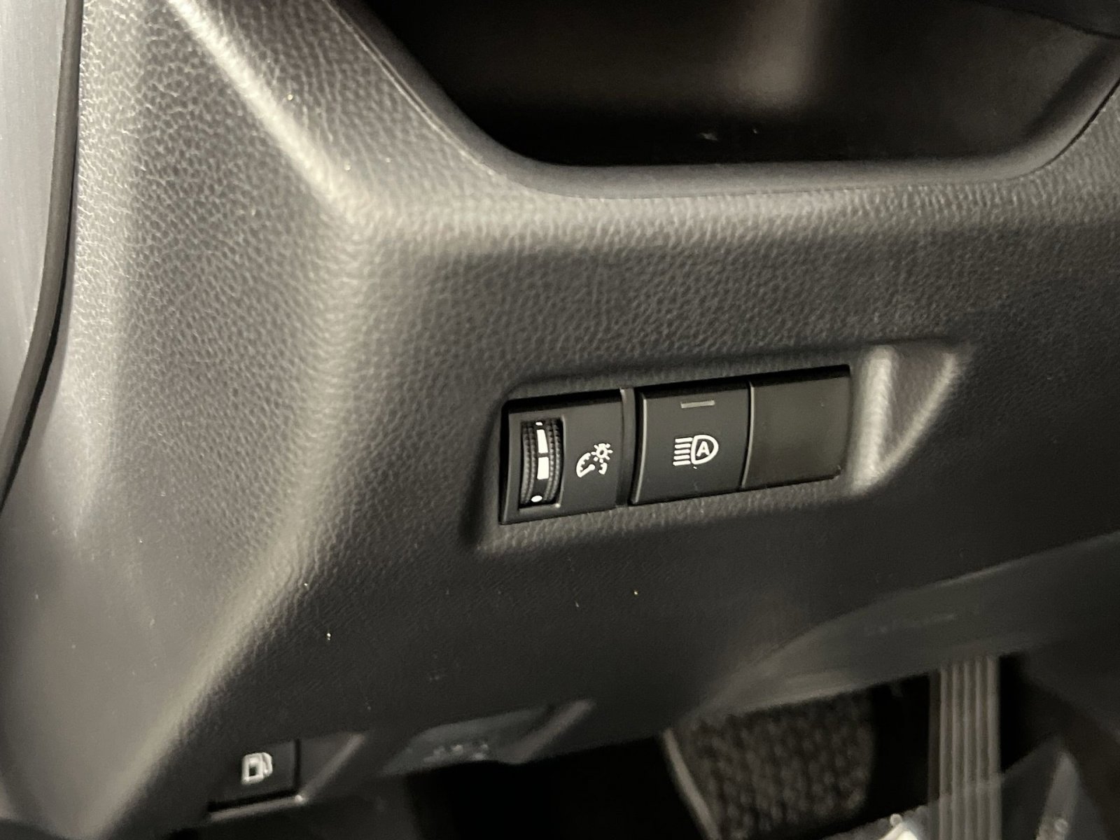 Used 2025 Toyota RAV4 XLE image 31