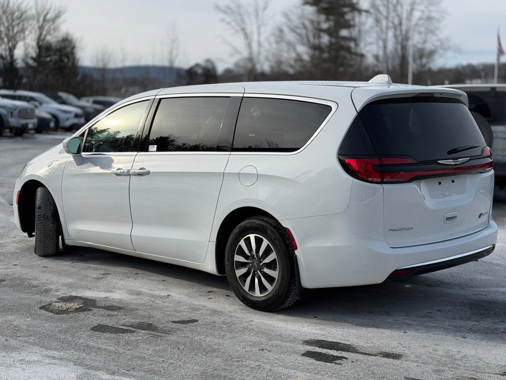 Used 2022 Chrysler Pacifica Touring-L image 3