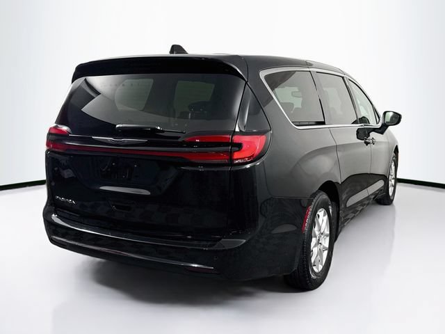 Used 2023 Chrysler Pacifica Touring-L FWD image 9