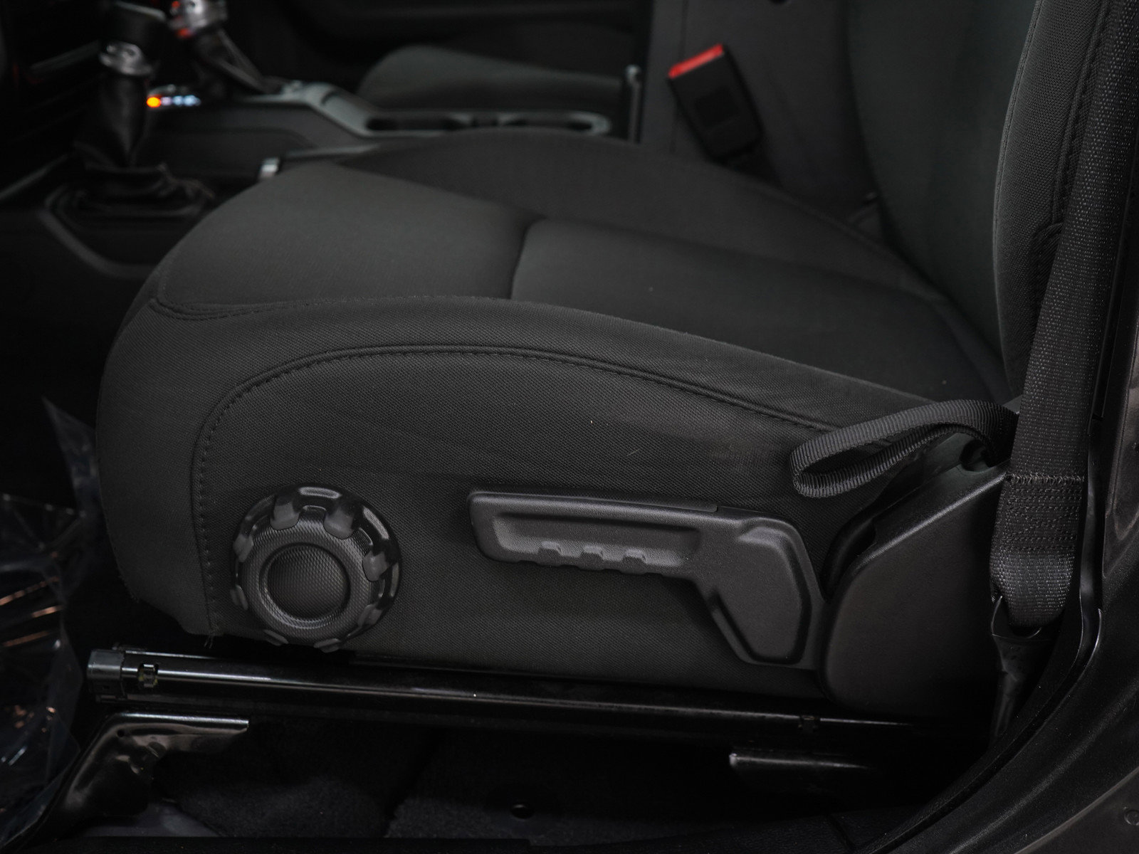 Used 2019 Jeep Wrangler Unlimited Sahara w/ Uconnect 4C Nav & Sound Group AWD/4WD image 22