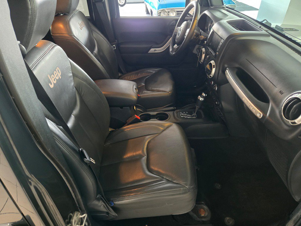 Used 2017 Jeep Wrangler Unlimited Sahara w/ Connectivity Group AWD/4WD image 5