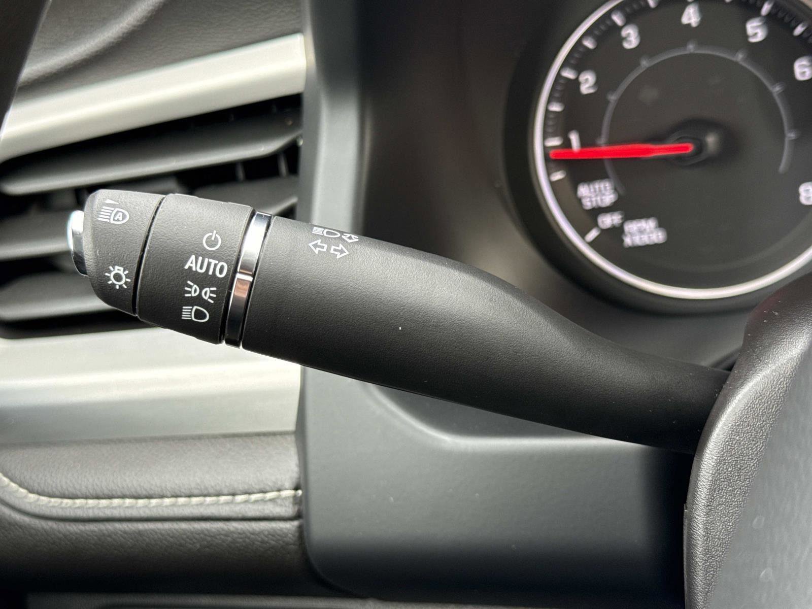 Used 2023 GMC Acadia SLE image 9