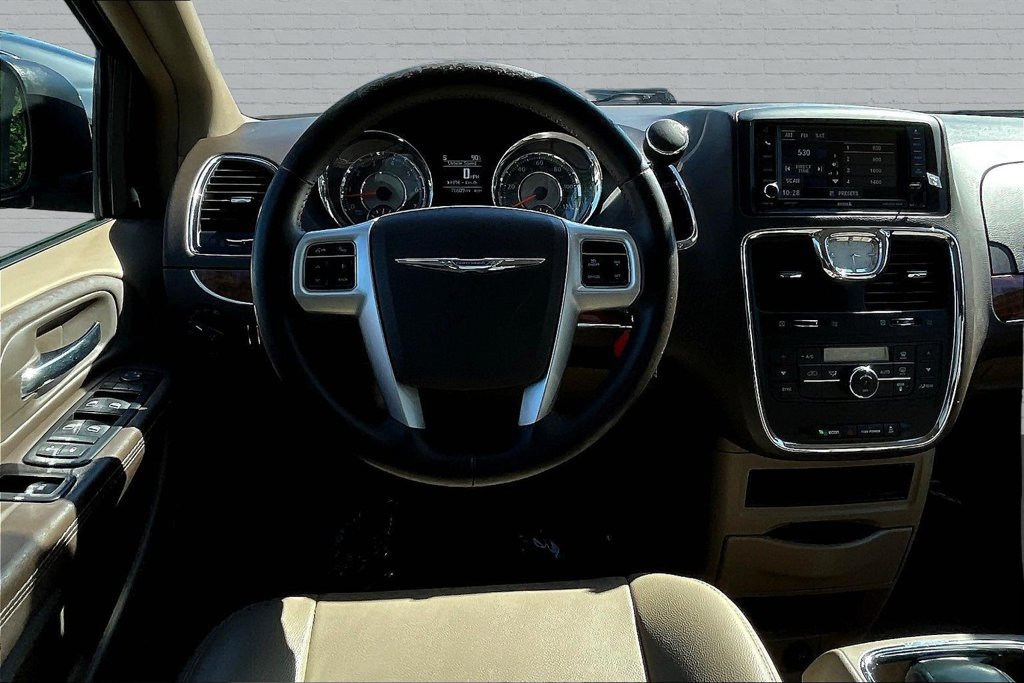 Used 2015 Chrysler Town & Country Touring FWD image 8