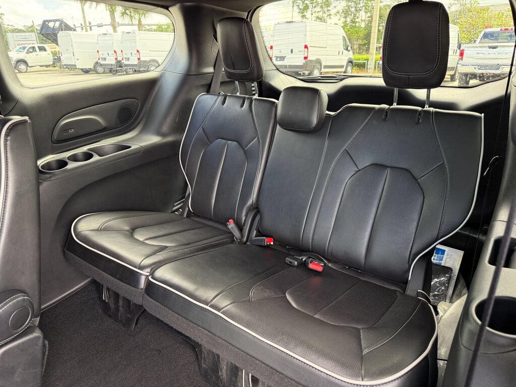 Used 2026 Chrysler Pacifica Limited FWD image 11