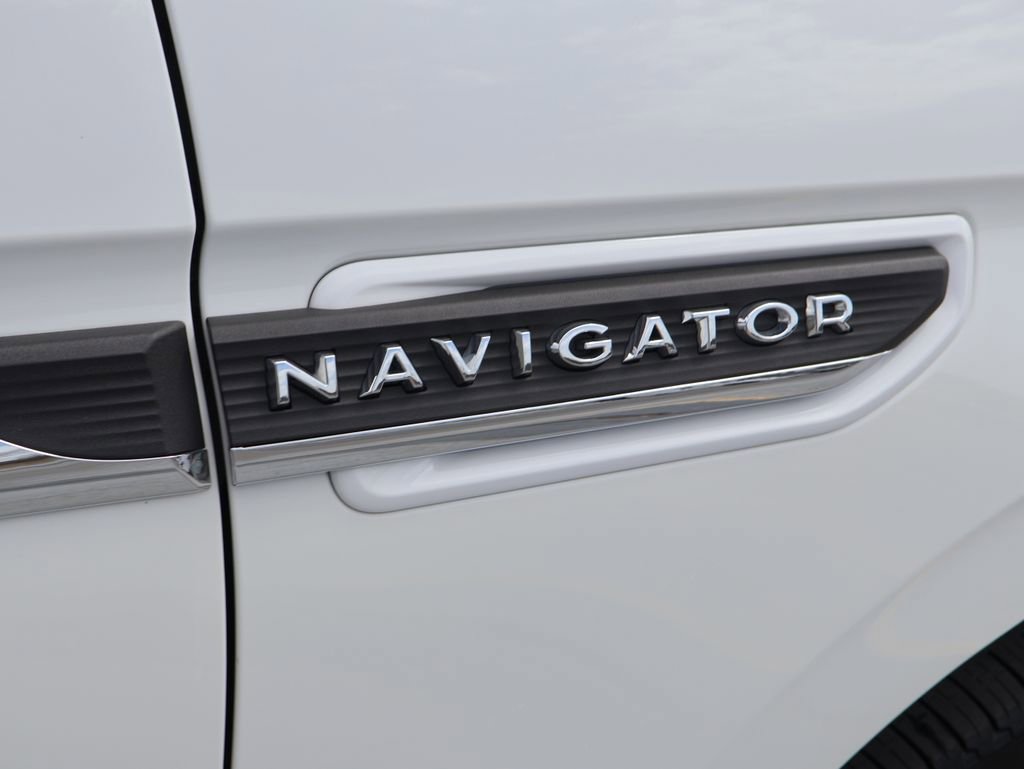 Used 2024 Lincoln Navigator Premiere image 8