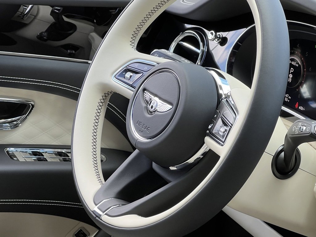 Used 2025 Bentley Bentayga image 44