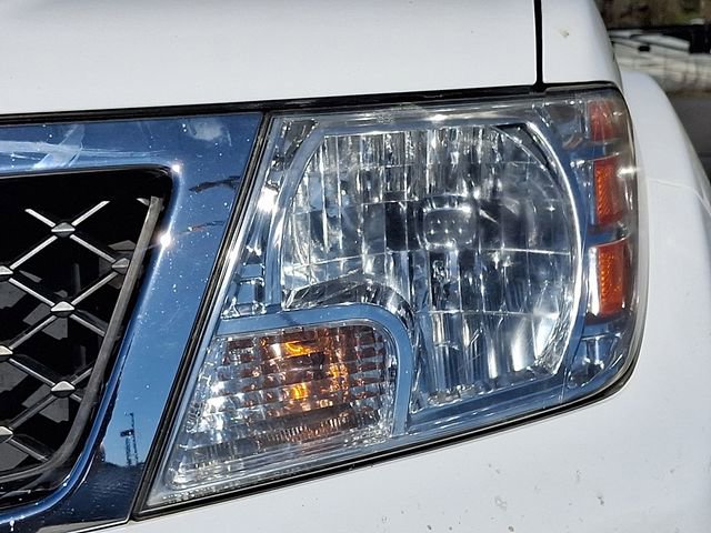 Used 2010 Nissan Frontier SE image 9