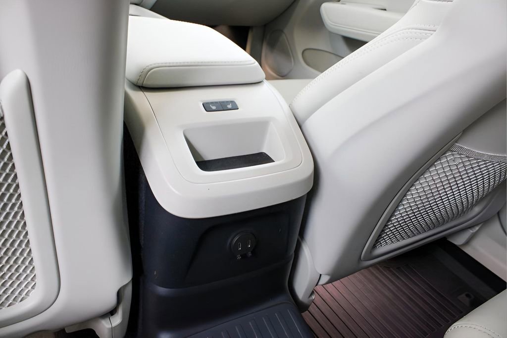 Certified 2023 Volvo XC60 T8 Ultimate image 20