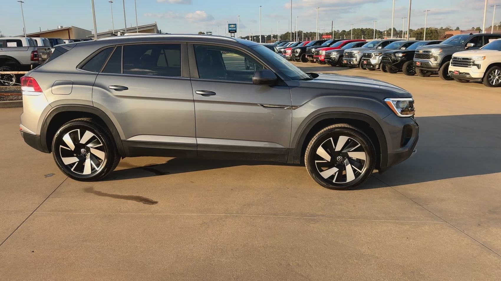 Used 2025 Volkswagen Atlas Cross Sport SE FWD image 2