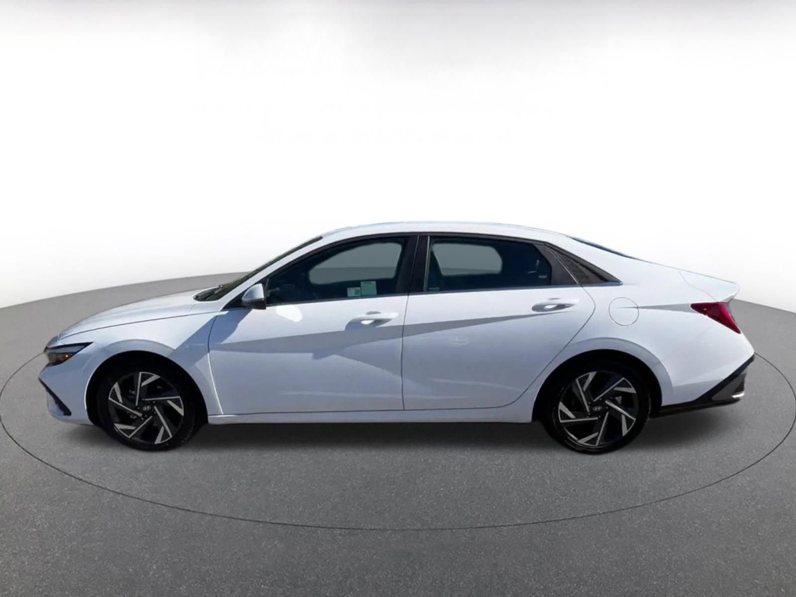 Used 2025 Hyundai Elantra Limited image 9