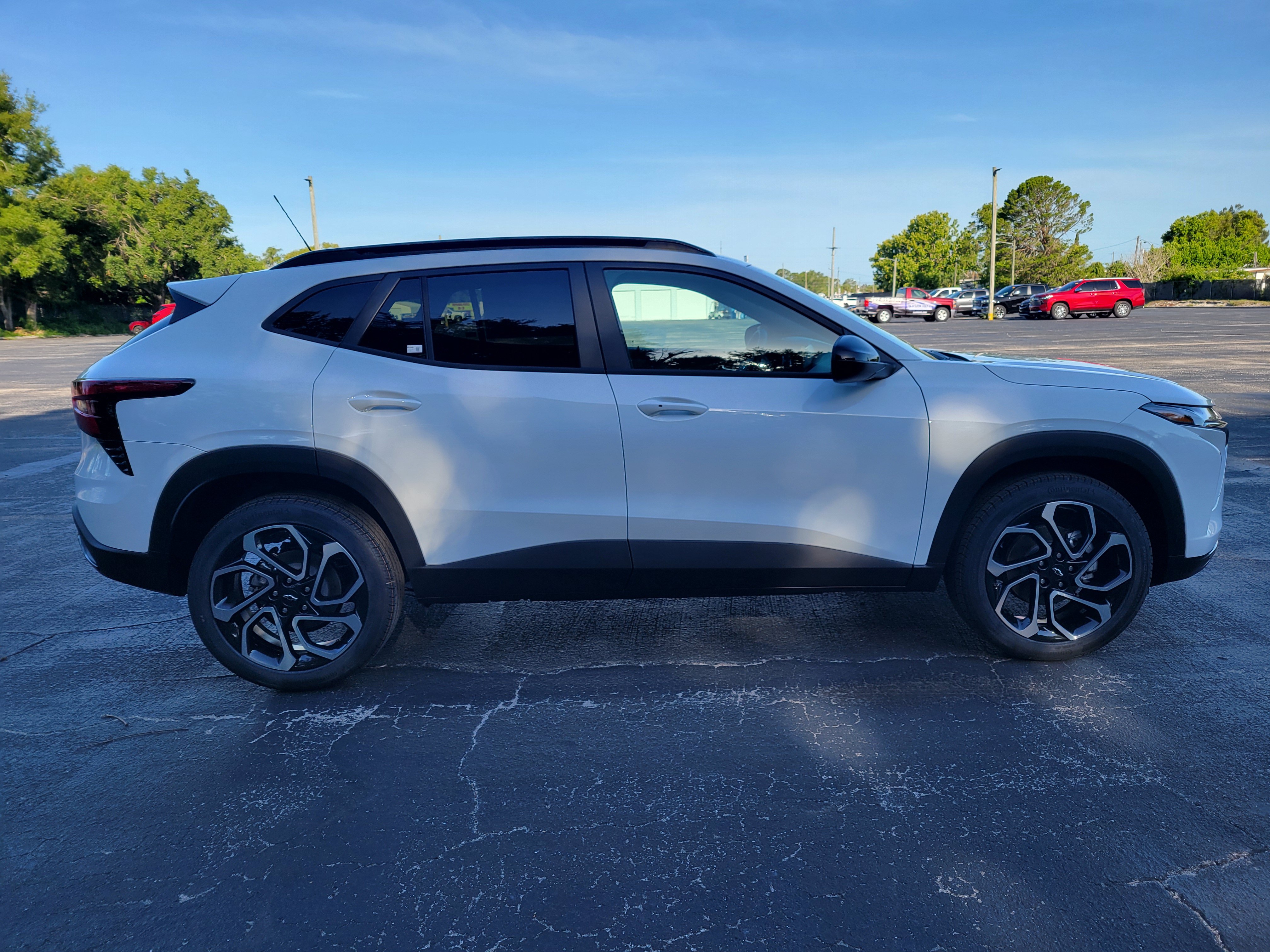New 2026 Chevrolet Trax RS w/ Sunroof Package FWD image 4