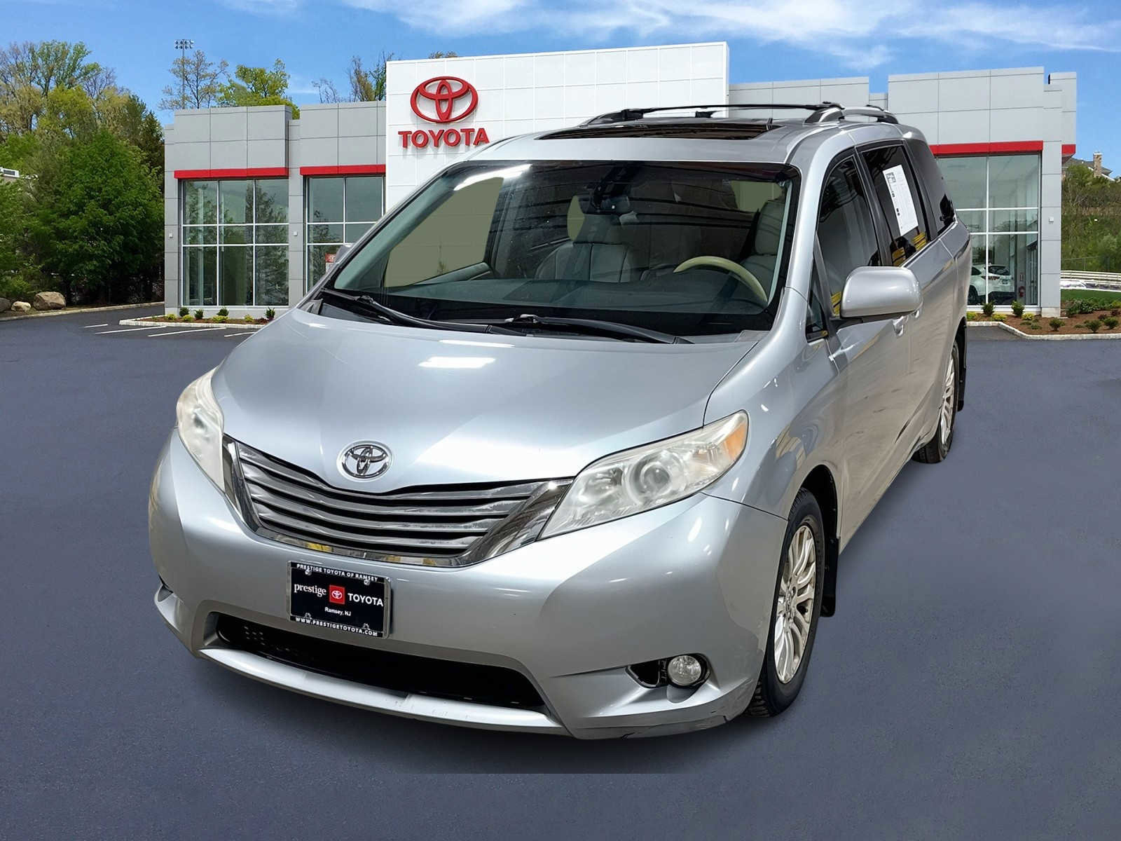 Used 2011 Toyota Sienna XLE image 1