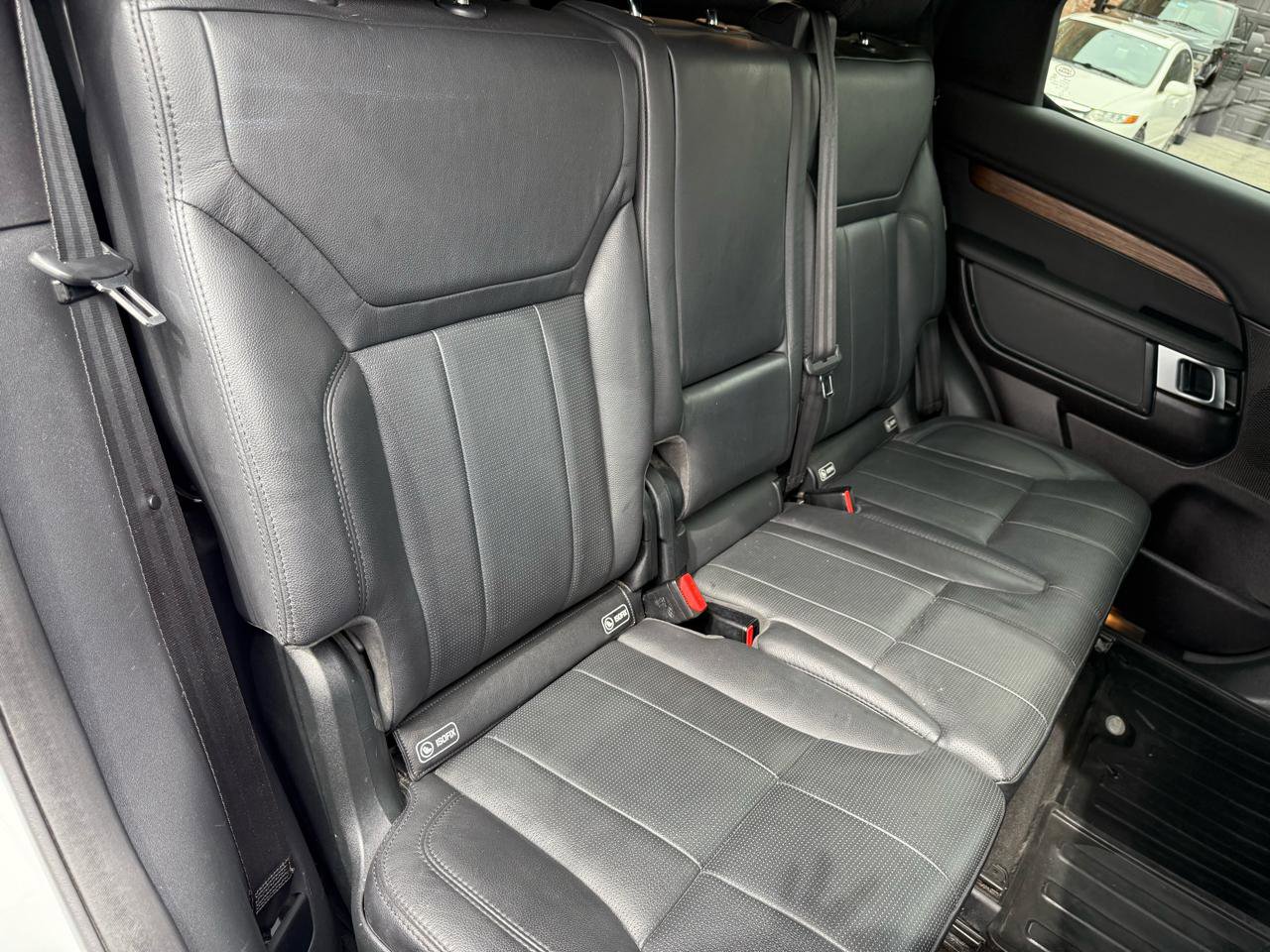 Used 2017 Land Rover Discovery HSE image 8
