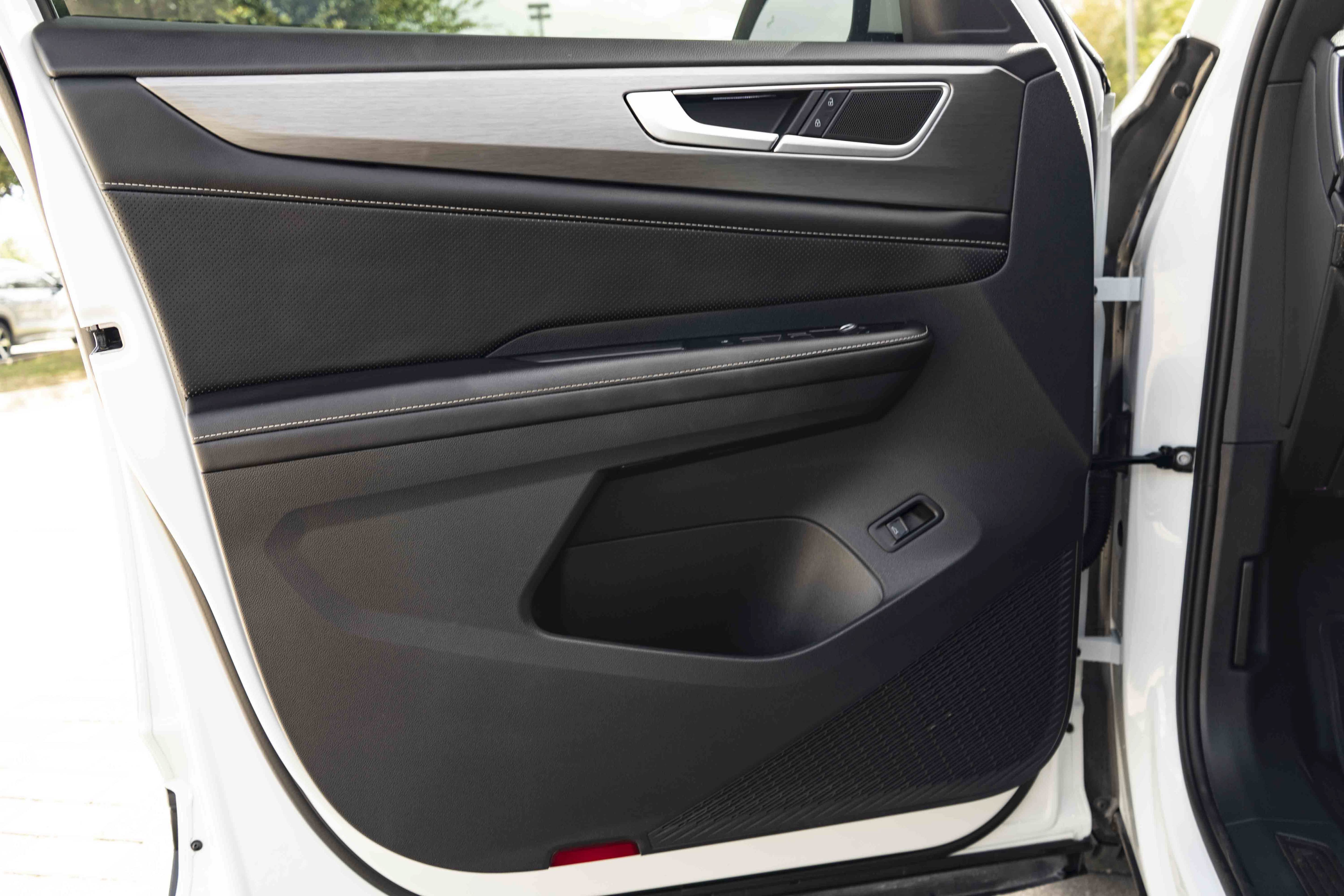Certified 2024 Volkswagen Atlas Cross Sport SE w/ Panoramic Sunroof Package FWD image 35