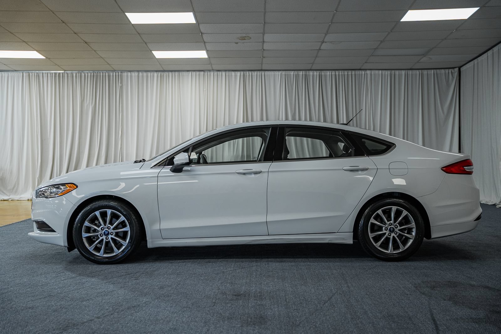 Used 2017 Ford Fusion SE FWD image 5