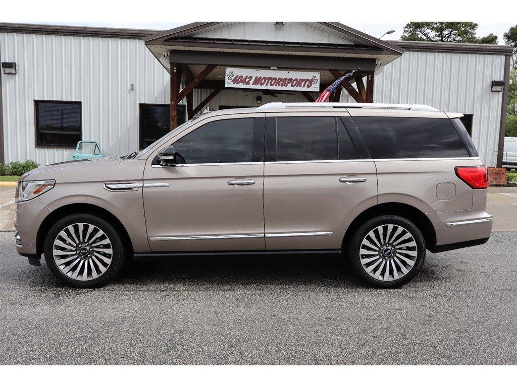 Used 2019 Lincoln Navigator Reserve image 2