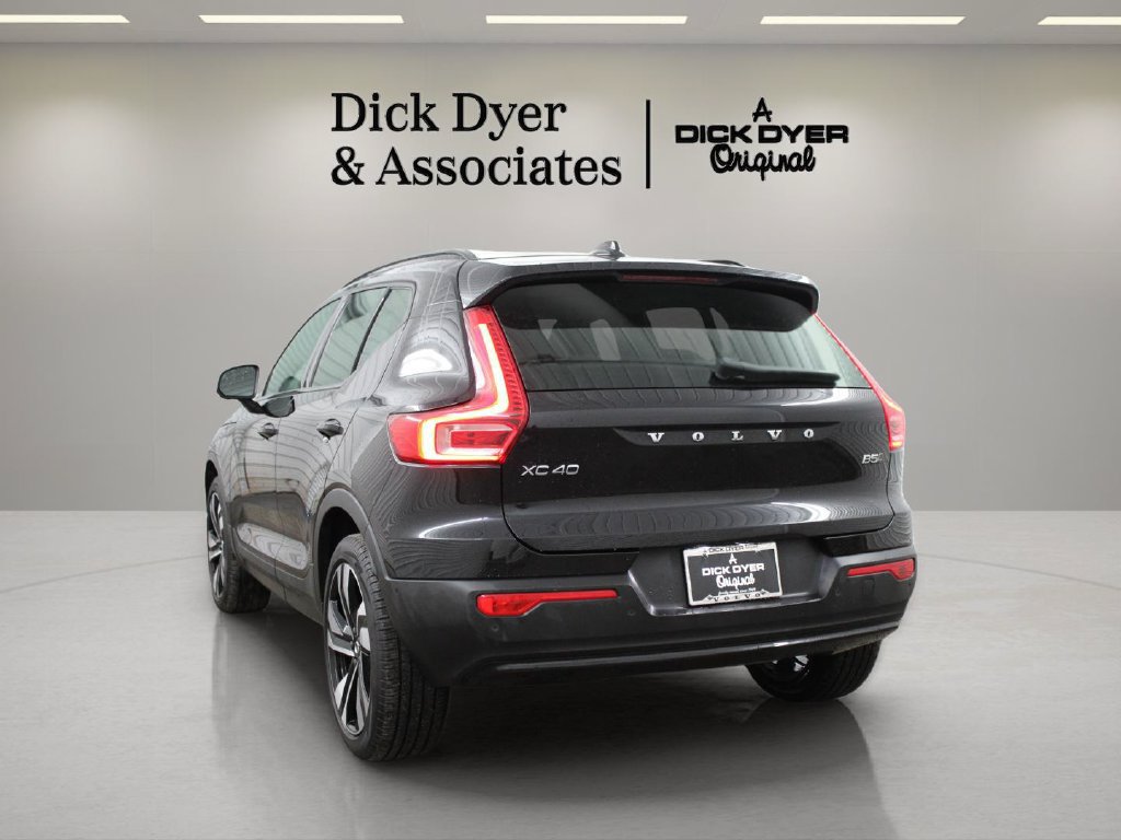 Used 2025 Volvo XC40 B5 Ultra AWD/4WD image 9