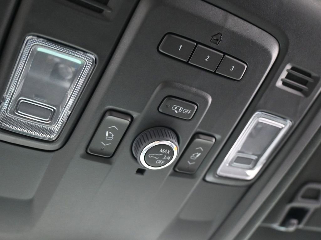 Used 2024 GMC Yukon SLT w/ SLT Luxury Package image 34