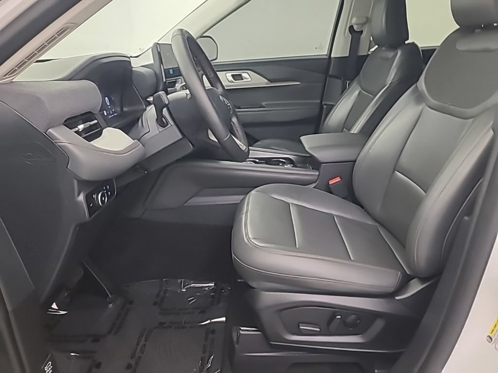 Used 2025 Ford Explorer Active w/ Active Comfort Package AWD/4WD image 28
