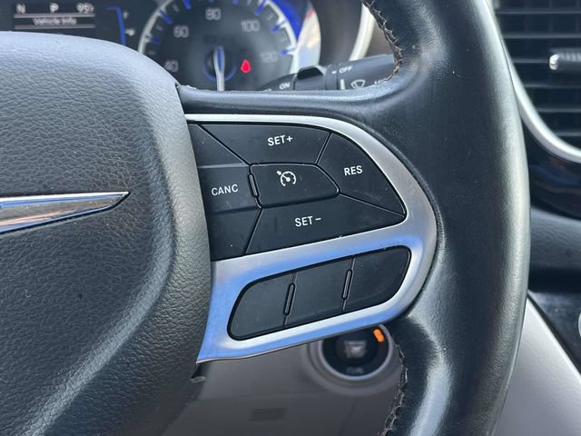 Used 2018 Chrysler Pacifica Touring-L FWD image 27