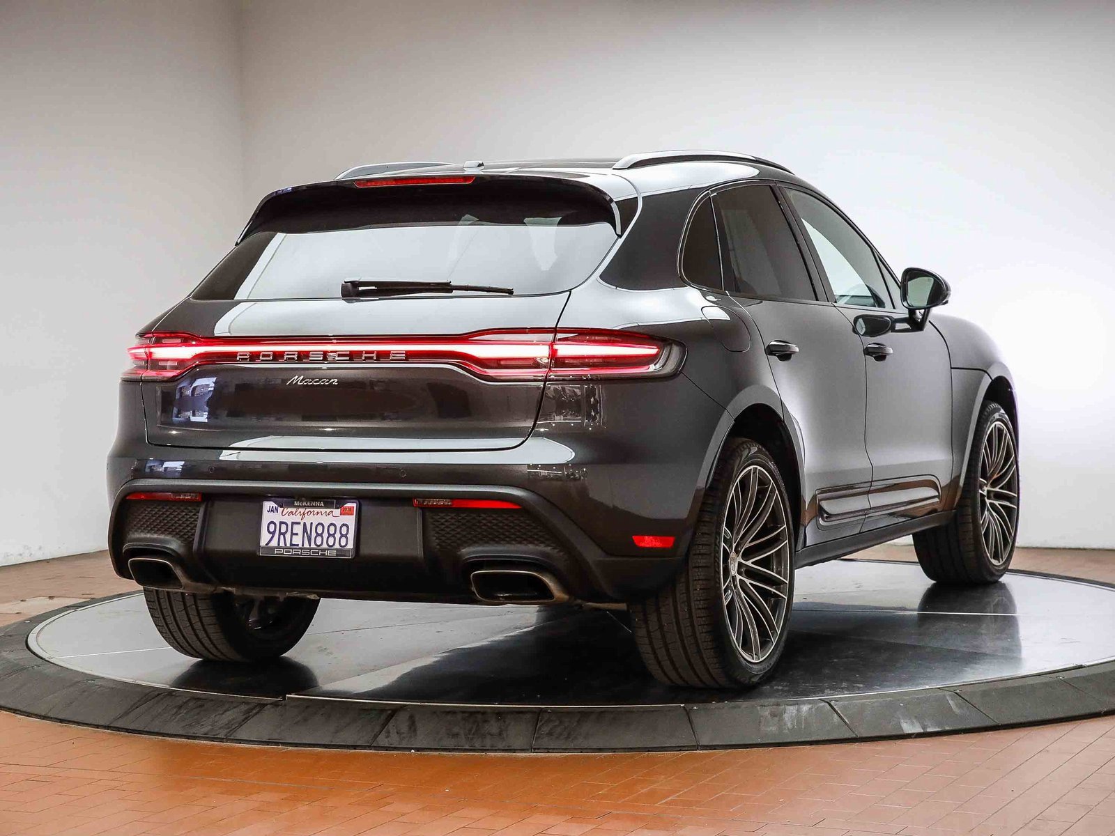 Used 2025 Porsche Macan image 6