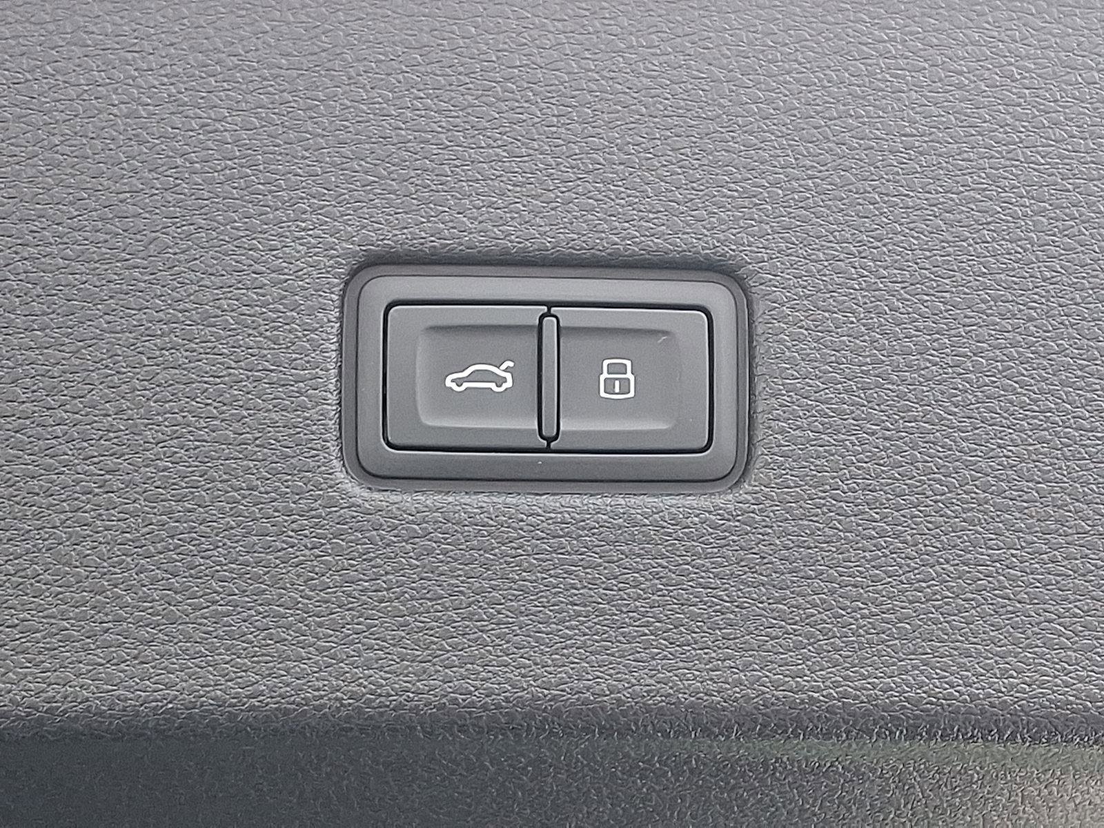 Used 2025 Audi Q8 Prestige w/ Prestige Package image 30