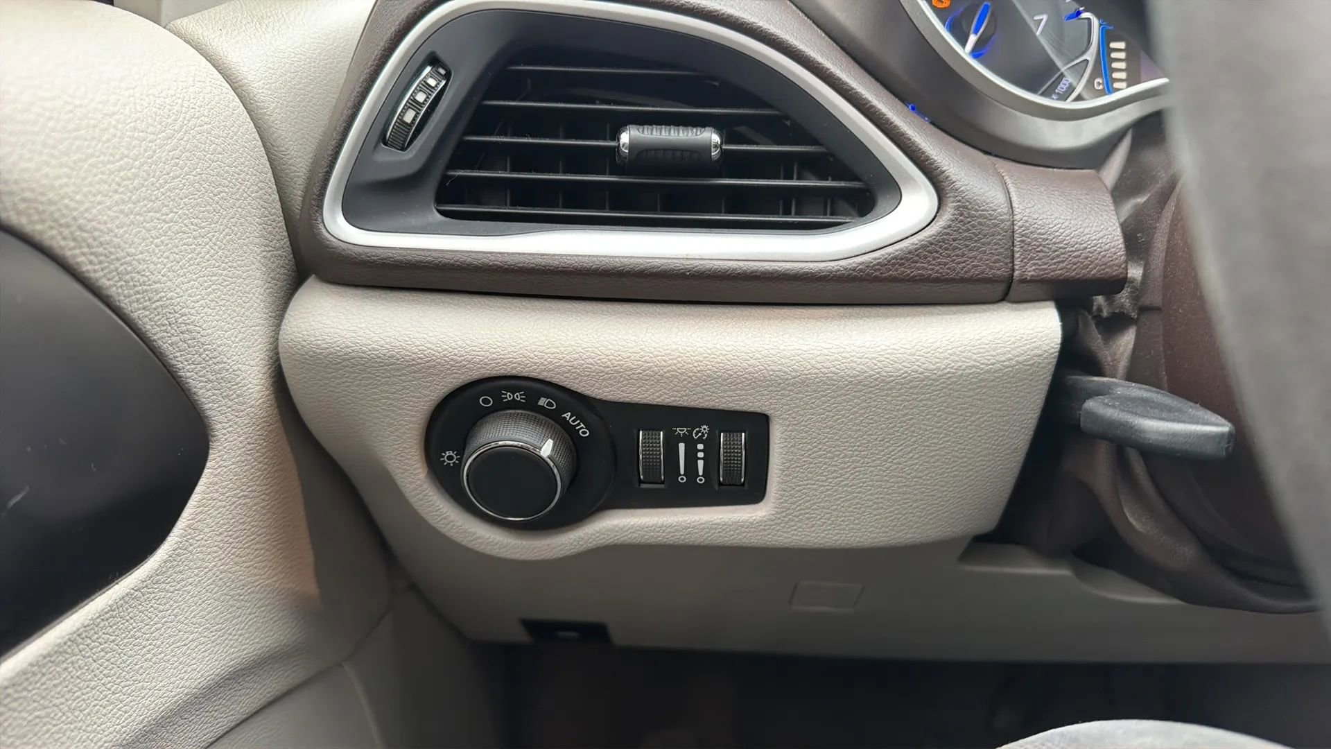 Used 2017 Chrysler Pacifica Touring image 61