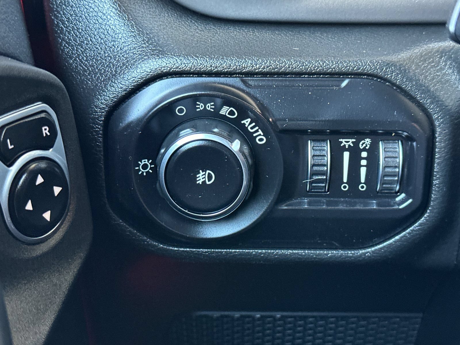 Used 2022 Jeep Wrangler Sport AWD/4WD image 30