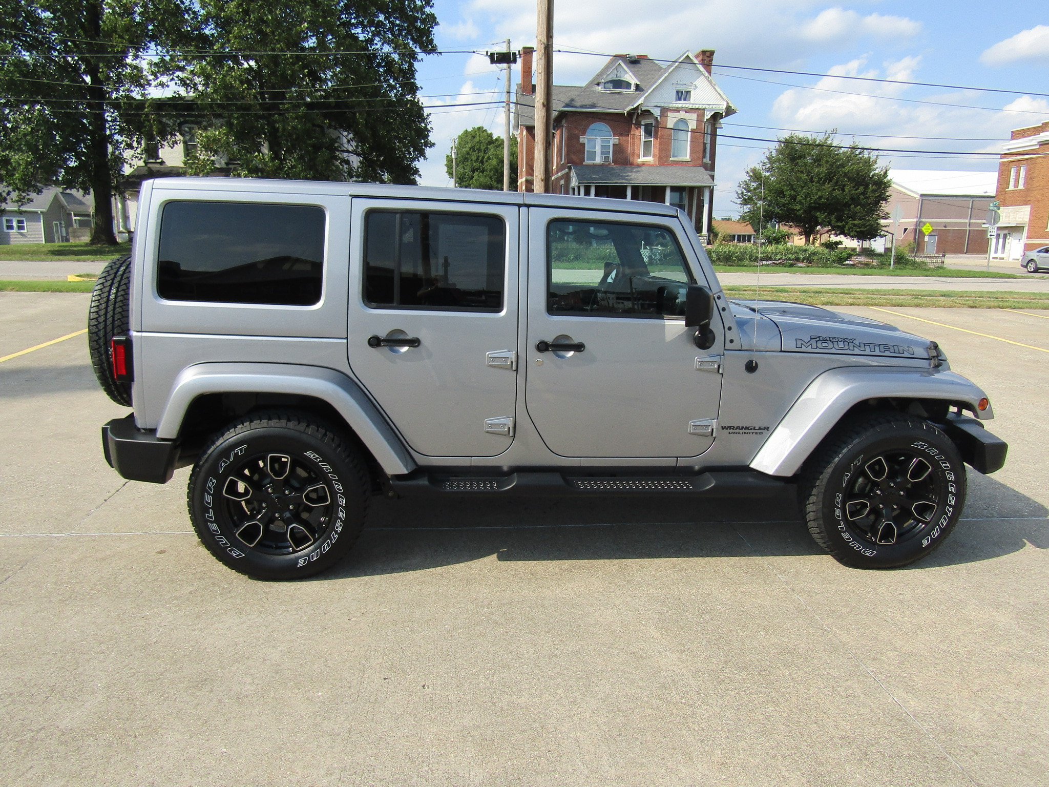 Used 2017 Jeep Wrangler Unlimited Sahara AWD/4WD image 2