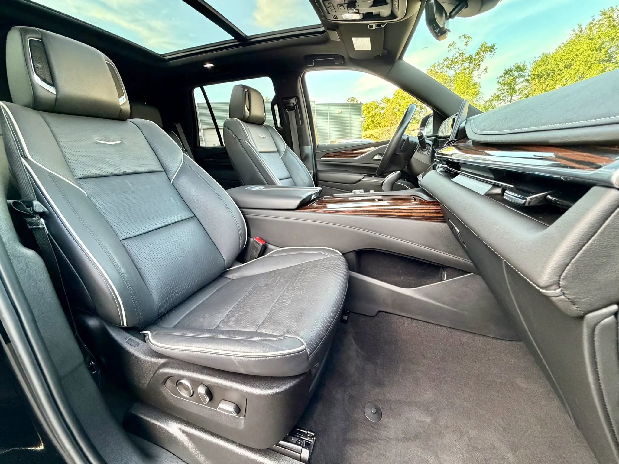 Used 2023 Cadillac Escalade Premium Luxury w/ Performance Package image 29