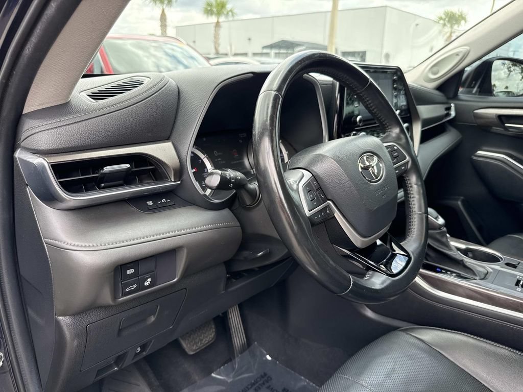 Used 2022 Toyota Highlander Limited FWD image 23